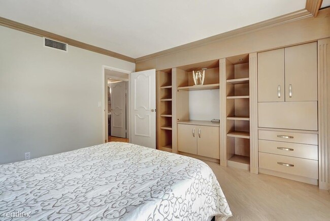 Building Photo - 3 br, 3 bath House - 3200 S Ocean Blvd Apt...