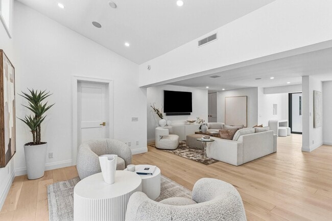 Building Photo - 735 NE 6th St