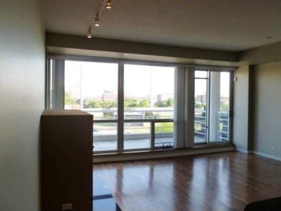 Living room - 950 W Erie St