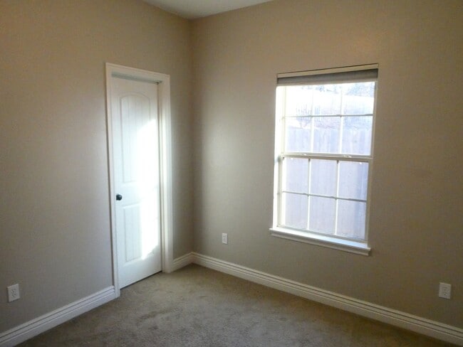 Building Photo - 3 bedroom 2 bath home- Quail Creek Subdivi...