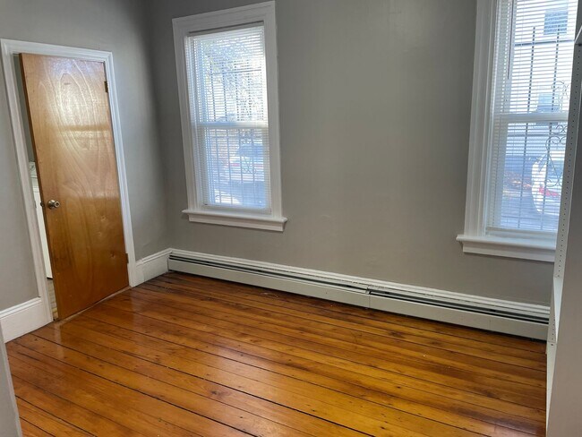 Building Photo - 128 Penn St