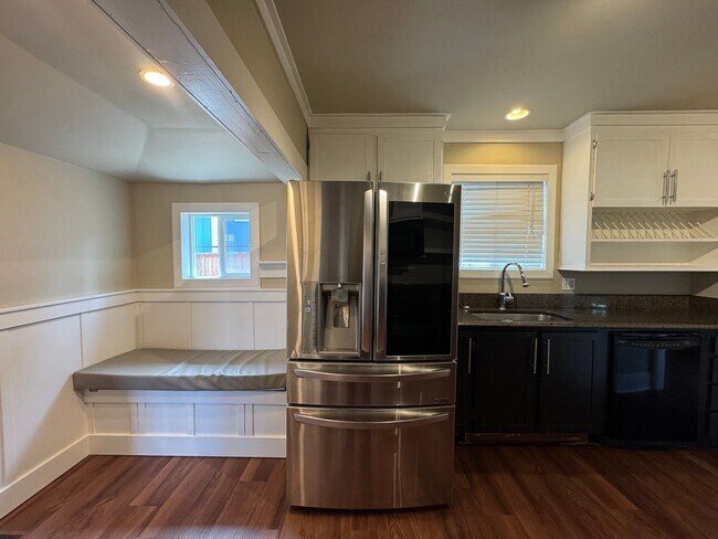 Building Photo - Very Nice 2 bedroom Point Defiance Cottage!