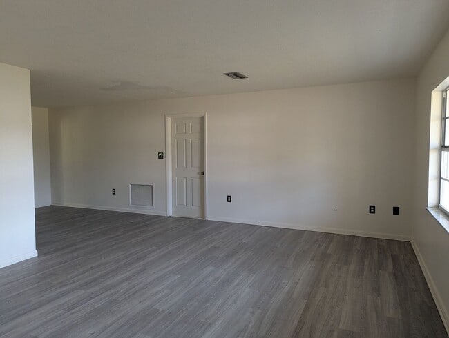 Building Photo - Nice 2 bedroom, 1 1/2 bath home in Umatilla