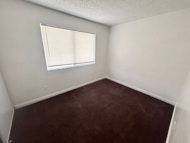 Building Photo - 2/BD 1/BA Upstairs Condo w/ In Unit Laundry