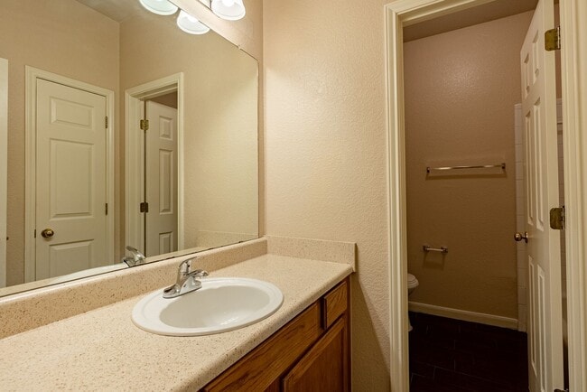 Building Photo - Beautiful 3 bedroom, 2 bathroom home in We...