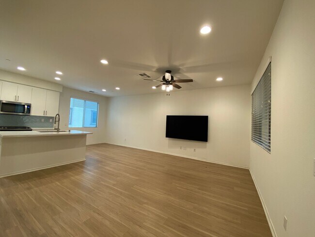 Building Photo - 3 bed, 3.5bath wihtin The Pacific Ridge Community in Oceanside