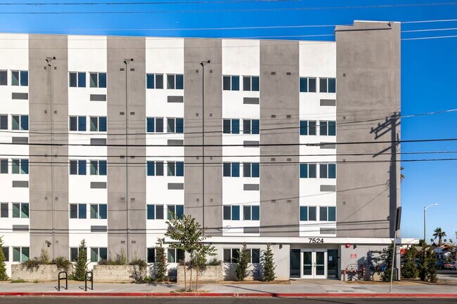 Building Photo - 7518 S Hoover St