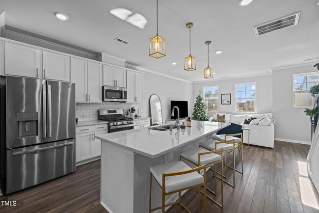 Building Photo - Beautiful Townhome!