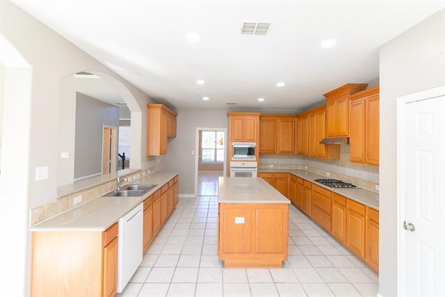 Building Photo - 9605 Pinehurst Dr