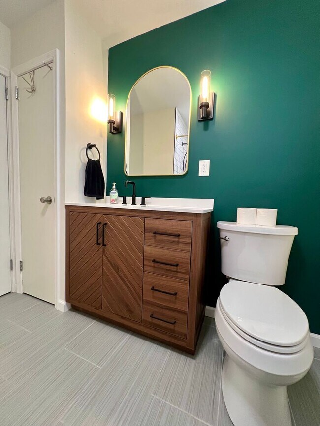 Building Photo - 3-Bedroom Single Family Home in Bristol! A...