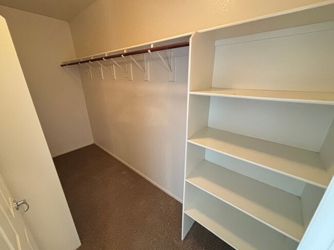 Building Photo - Beautiful 3Bed/2Bath Single Story Home loc...