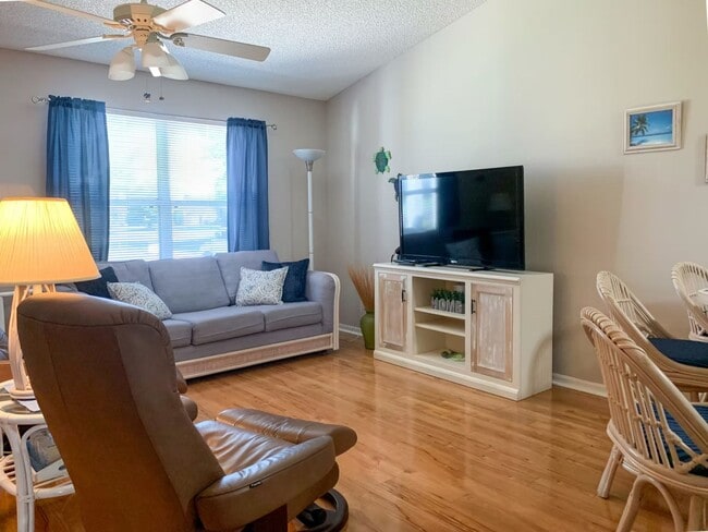 Building Photo - M1108 Davenport (VNSW-15/5)