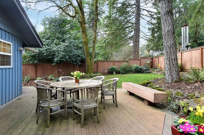 Building Photo - Quaint Remodeled Ranch in Lake Oswego