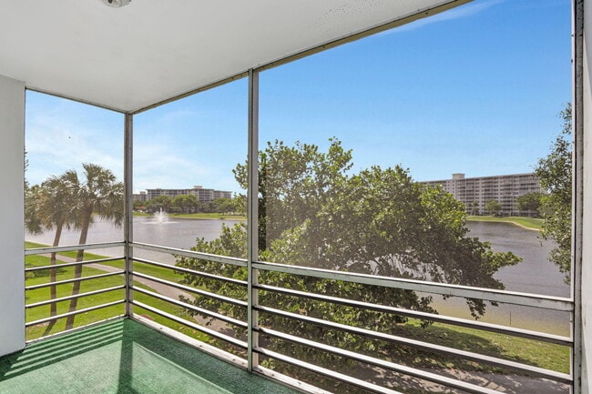 Building Photo - 2751 N Palm Aire Dr
