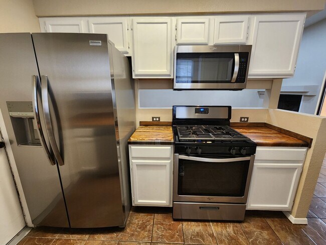 Building Photo - 3362 Highridge St