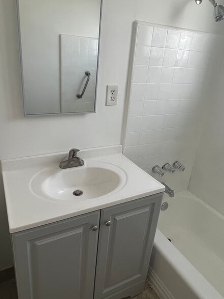 Building Photo - 3110 Livonia Ave