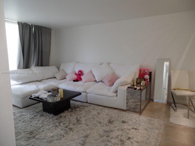 Building Photo - 1623 Collins Ave