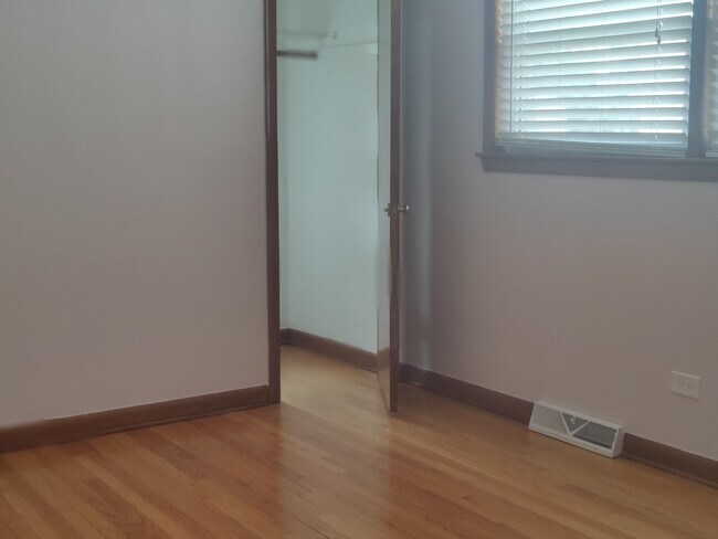 Building Photo - 10425 S St Louis Ave