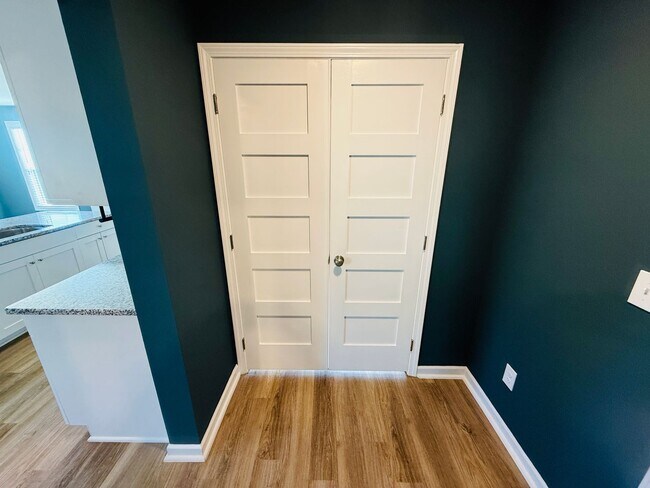 Building Photo - Valley End