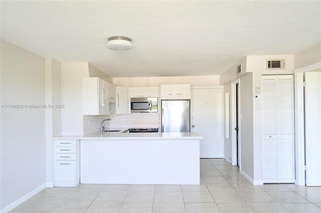 Building Photo - 3000 N Ocean Blvd