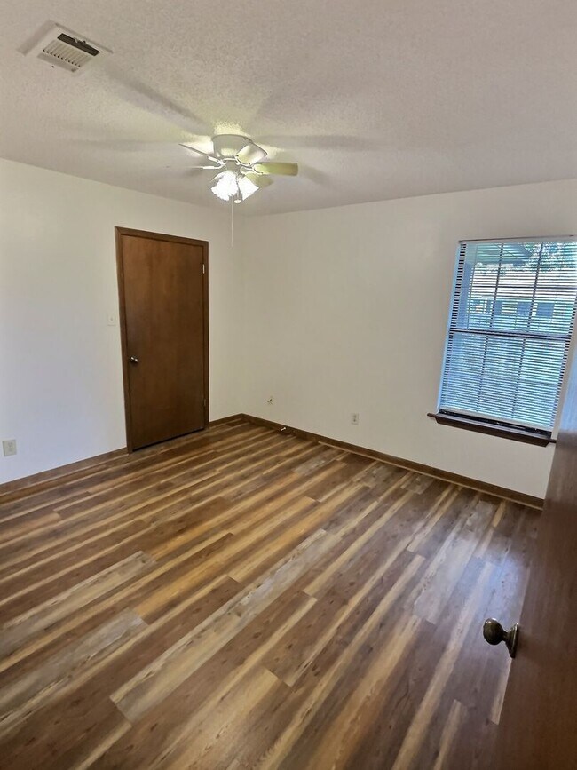 Building Photo - 1109 Hickory Dr