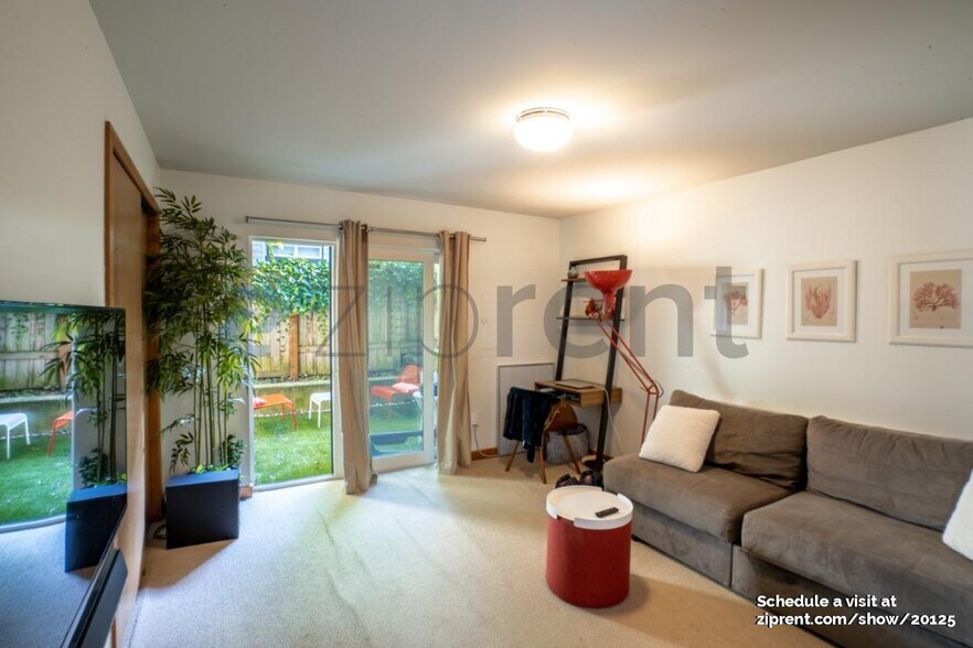Building Photo - Unit D
