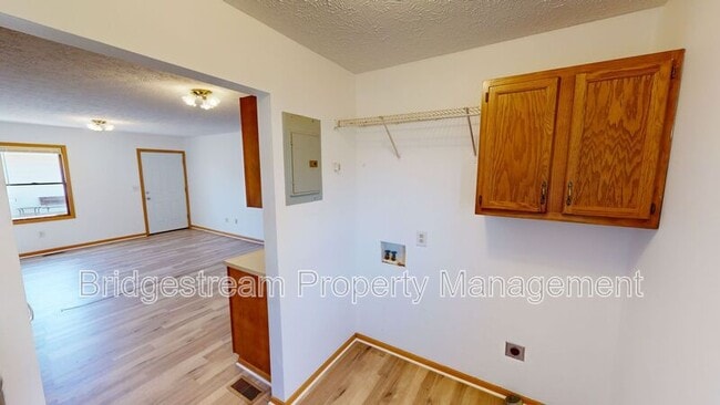 Building Photo - 214 Woodsview Dr