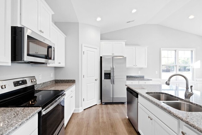 Building Photo - Bright & Spacious 3BR Home w/ 3-Car Garage...