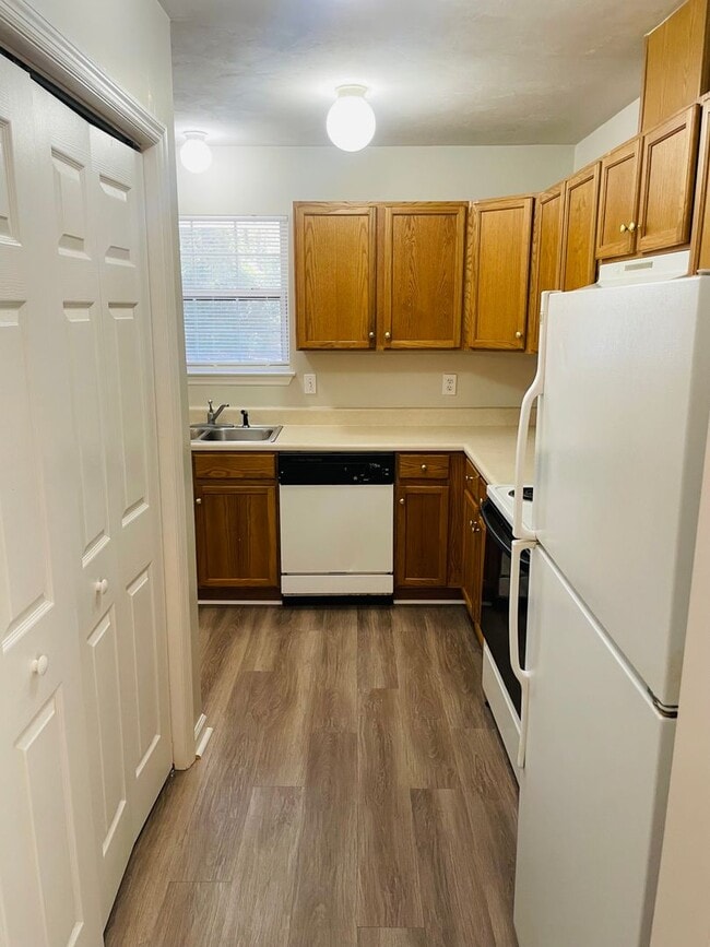 Building Photo - Townhouse off Hartsfield Road-$500 off first months rent!