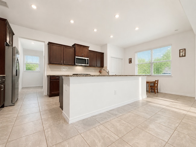 Building Photo - Experience modern & expansive living in this corner-lot 5Bedrooms/3.5Bath home at Ocala!