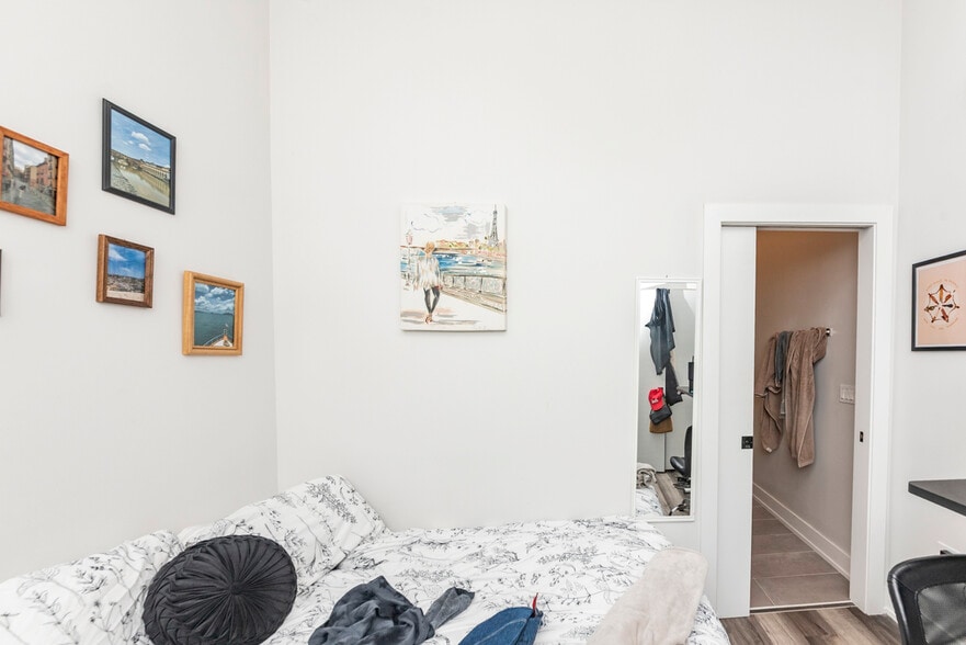 Building Photo - 2322 N Clark St