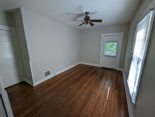 Building Photo - 341 Park Dr