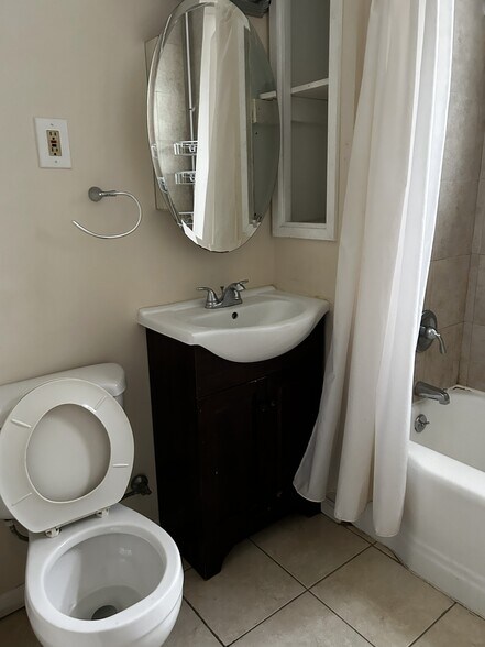 Building Photo - 1742 W Cullerton St