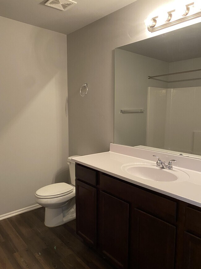 Building Photo - 10240 Hidden Village Dr