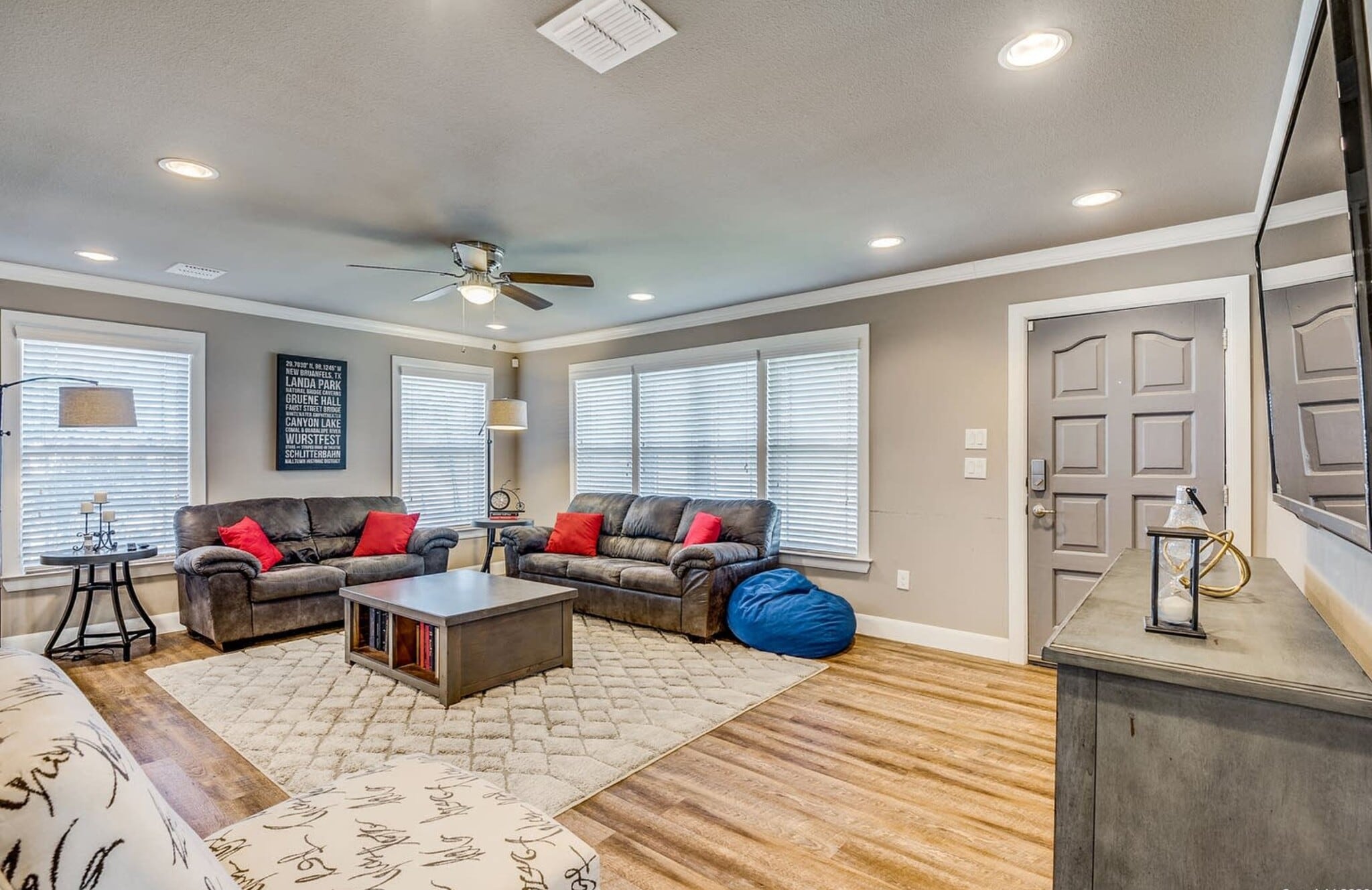 Building Photo - 730 S Mesquite Ave