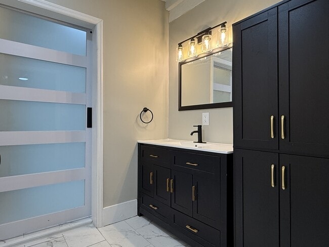 Building Photo - 728 W 39th St