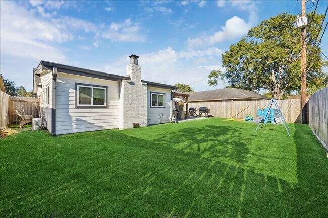 Building Photo - 5907 Hewitt Dr