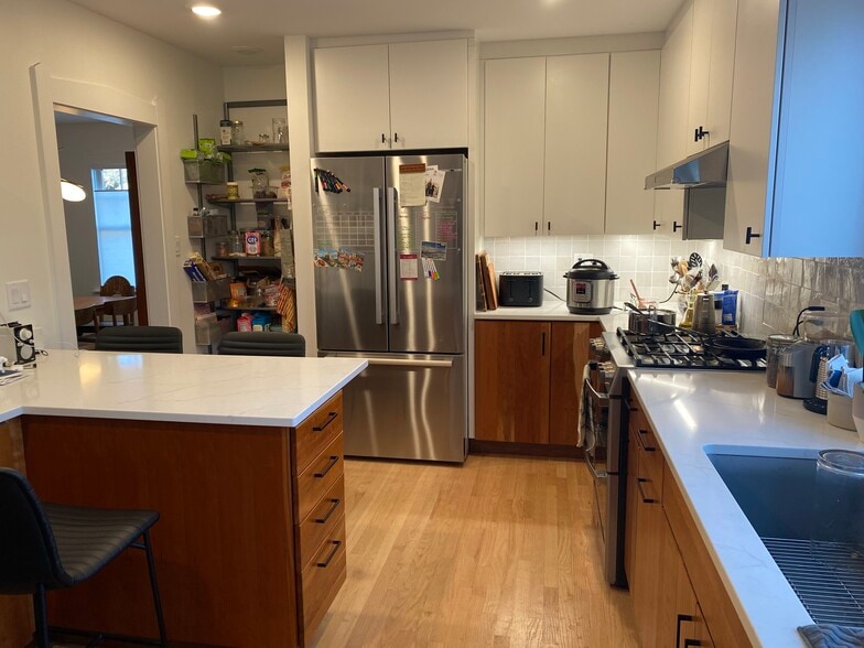 Eat-in Kitchen - 1108 S Busey Ave
