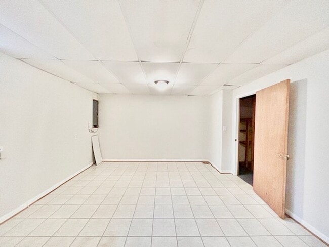 Building Photo - Spacious and bright 3BR/2.5BA townhouse with enclosed back patio