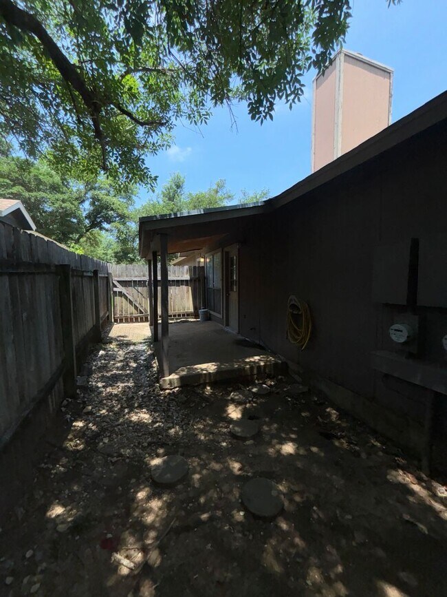 Building Photo - 2033 Redwing Way