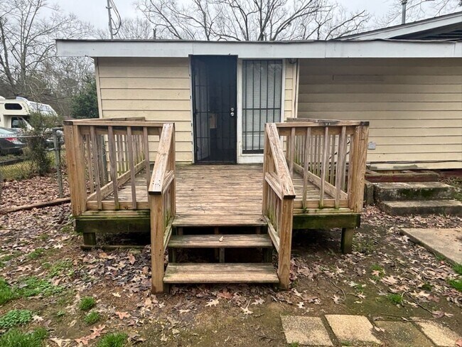 Building Photo - 1652 Kentwood Dr