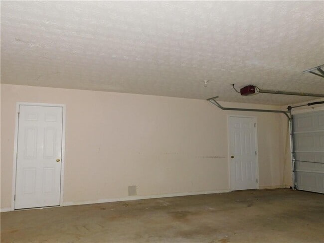 Building Photo - 576 Greenwood Park Way