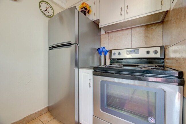 Building Photo - 1136 Northeast 17th Way, #1-2