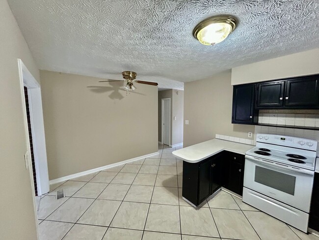 Building Photo - Newly Remodeled 4-Bedroom, 3-Bath with Fin...