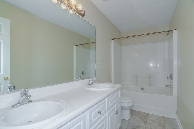 Building Photo - Townhouse w/ 1 Car Garage