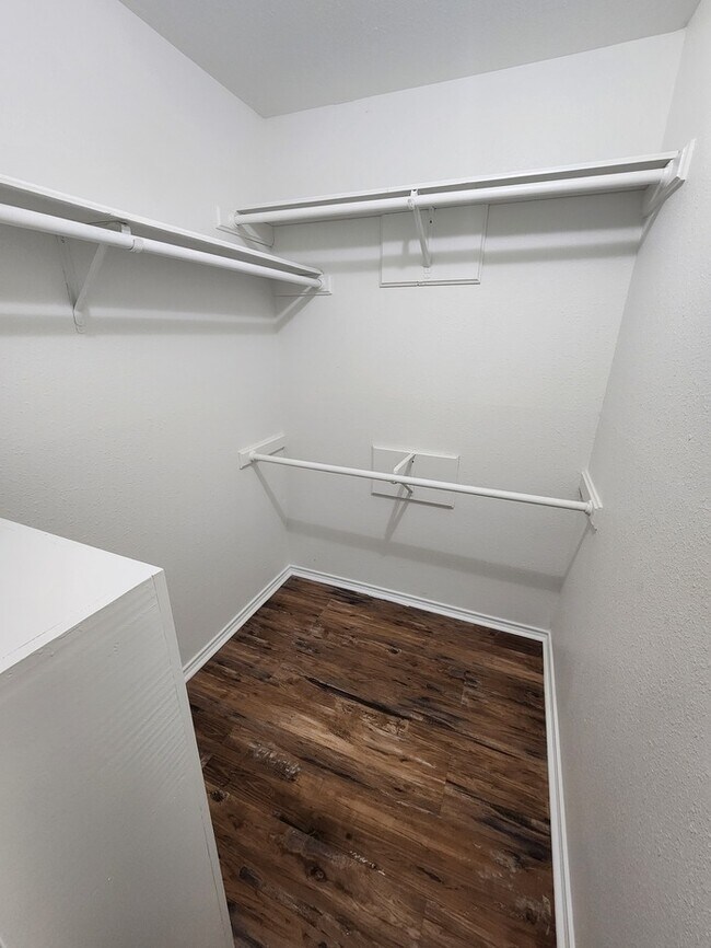 Building Photo - 3 bed 2 bath 2 car garage!