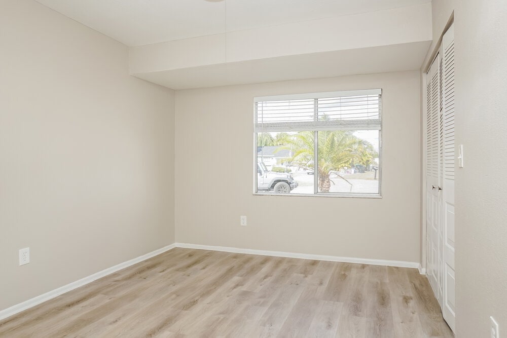 Building Photo - 6927 Roslyn Ct