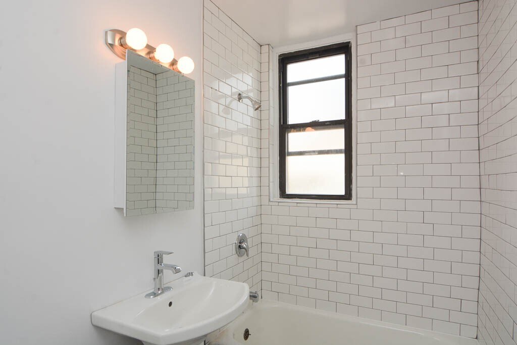 Building Photo - 3335 W Diversey Ave