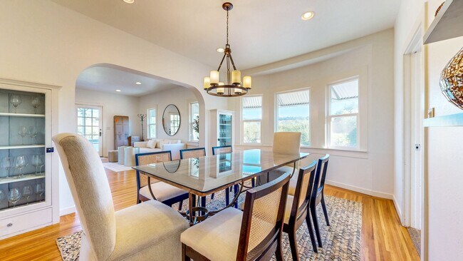 Building Photo - Charming 2 bedroom 1.5 bath plus office ho...