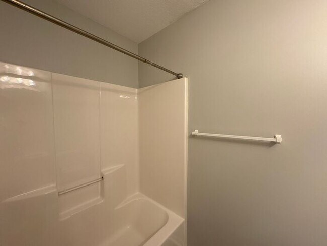 Building Photo - 3-Bedroom Home in a Quiet, Relaxing Neighb...